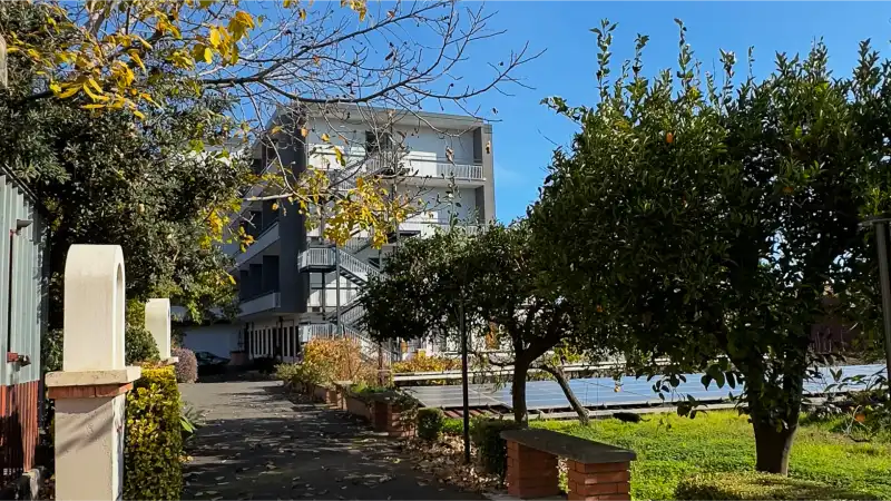 La sede vista dal retro, con il giardino in primo piano